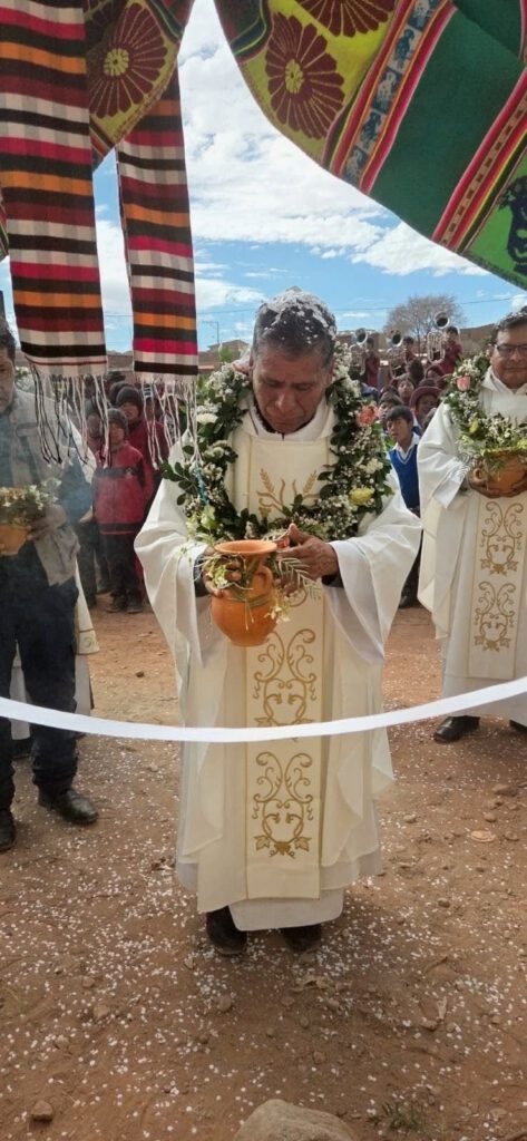 Elemente der Einweihungszeremonie. Hier Padre Hernán Tarqui bei der Einweihung der neuen Kirche in Pampa Colorada Bolivien