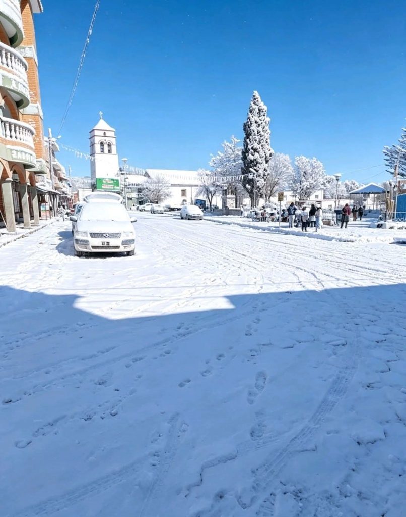 Das unentdeckte Winterwunderland von Macha

Vergessen Sie die klassischen Skipisten in den Alpen. Wenn Sie das echte, wilde und unberührte Winterabenteuer suchen, müssen Sie hoch hinaus – auf über 3.500 Meter in die Anden Boliviens. Das kleine, indigene Dorf Macha im Departamento Potosí verwandelt sich in den Wintermonaten (Juni bis August) in eine magische Kulisse aus Eis und Schnee. Hier ist der ultimative Guide für eine Reise in das frostige Herz der bolivianischen Hochebene.