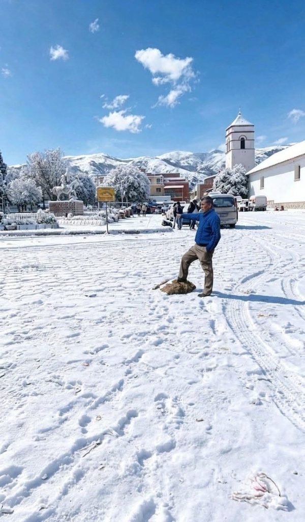 ❄️ Warum Macha im Winter magisch ist

Macha ist weltberühmt für seine tief verwurzelte indigene Kultur und das spektakuläre Tinku-Ritual im Mai. Doch wenn der bolivianische Winter einzieht, zeigt sich die Region von einer völlig anderen, stillen Seite: Kristallklare Nächte: Die dünne Höhenluft sorgt für einen sternenklaren Himmel, den Sie nie vergessen werden.Gefrorene Lagunen: Die Bäche und kleinen Gewässer rund um das Dorf erstarren zu glitzernden Eisflächen. Schneebedeckte Andengipfel: Die umliegenden Bergriesen tragen strahlend weiße Kronen vor einem tiefblauen Himmel.
