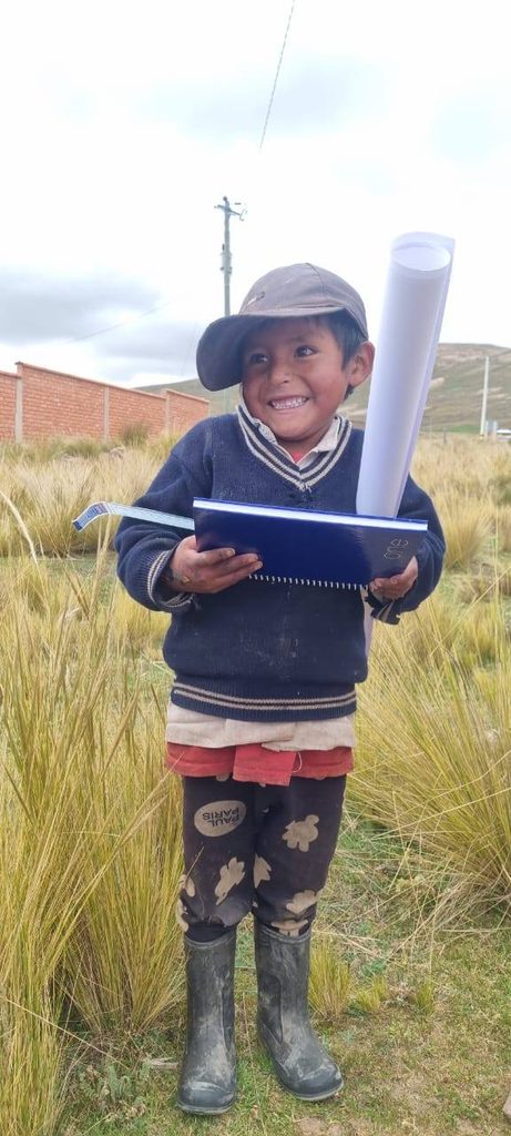 Wie Schulmaterialien Leben in Boliviens Bergen verändern
In den abgelegenen Bergdörfern Boliviens setzt Padre Hernán Tarqui ein kraftvolles Zeichen für die Zukunft der ärmsten Bevölkerungsschichten. Seine Mission für das Jahr 2025: Allen Schulkindern in der riesigen Pfarrei – von Macha bis Bombori und in den kleinsten Weilern des Andenhochlands – den Zugang zu essenziellem Schulmaterial zu sichern.
