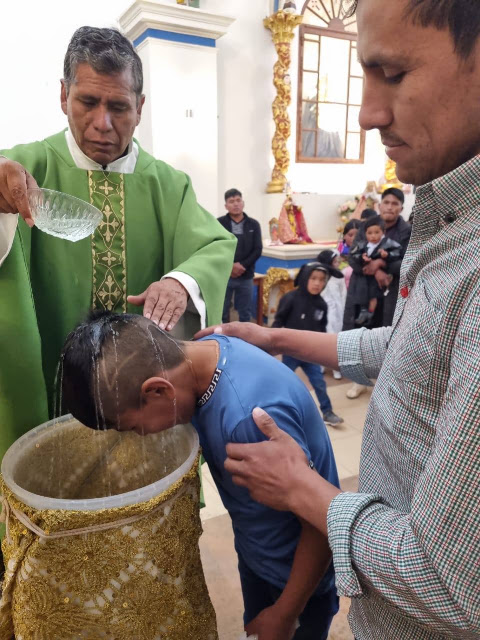 Das Taufversprechen und das Vaterunser
Ein Höhepunkt der Feier war der Moment, als die Eltern in feierlicher Runde ihre Taufversprechen ablegten. Mit ehrlichen Worten bekundeten sie, ihre Kinder in einem Geist der Liebe und Fürsorge zu begleiten und ihnen Werte wie Mitgefühl und Gemeinschaft zu vermitteln. Die Gemeinde erhob sich und sprach gemeinsam das Vaterunser – ein einfaches, aber starkes Symbol für Zusammenhalt und Glauben, das die Grenzen von Alter, Herkunft und Status überwand.