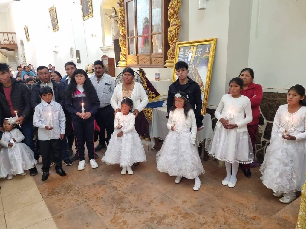 In der Hauptkirche in Macha sieht es immer ein bisschen wie in Europa aus