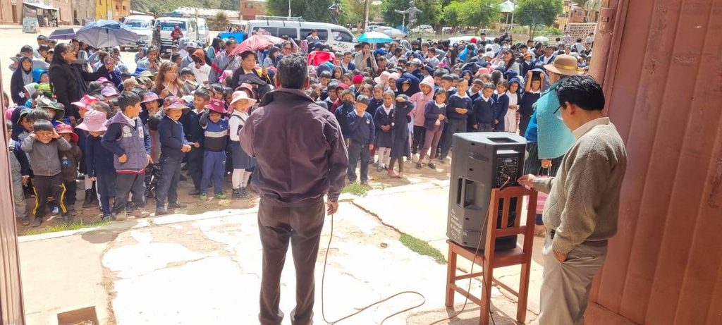 Ein besonderes Anliegen ist mit die Unterstützung der Schulkinder in den Bergen Boliviens mit Schulmaterial. Herzlichen Dank! Von allen Kindern, Eltern und Lehrern ein herzliches Dankeschön! Eure Unterstützung, Euer Engagement und Eure Hingabe machen einen großen Unterschied in unserem Alltag. Ohne Eure Hilfe wäre vieles nicht möglich gewesen. Die Zusammenarbeit und das gemeinsame Ziel, eine förderliche und liebevolle Lernumgebung zu schaffen, haben uns alle bereichert. Vielen Dank für alles, was Ihr tut!