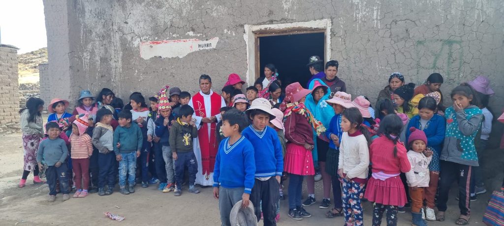 Gruppenbild mit den Kindern von Callampayani Bolivien