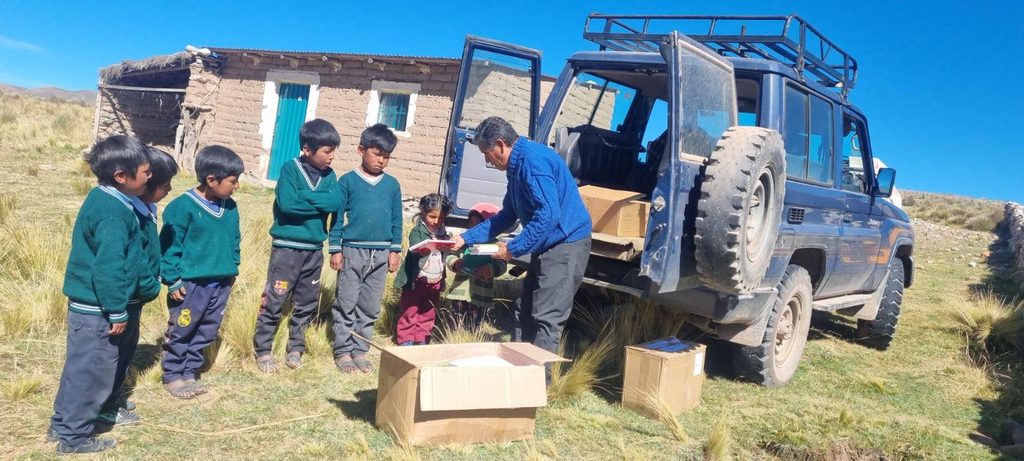 Schulmaterial für die Kinder im entlegensten Winkel in die Berge Bolivien transportieren.