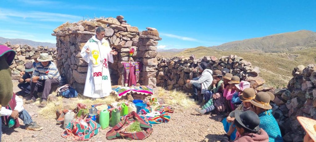 Nicht überall haben wir eine Kirche aber ein Gottesdienst im Feld ist sehr feierlich