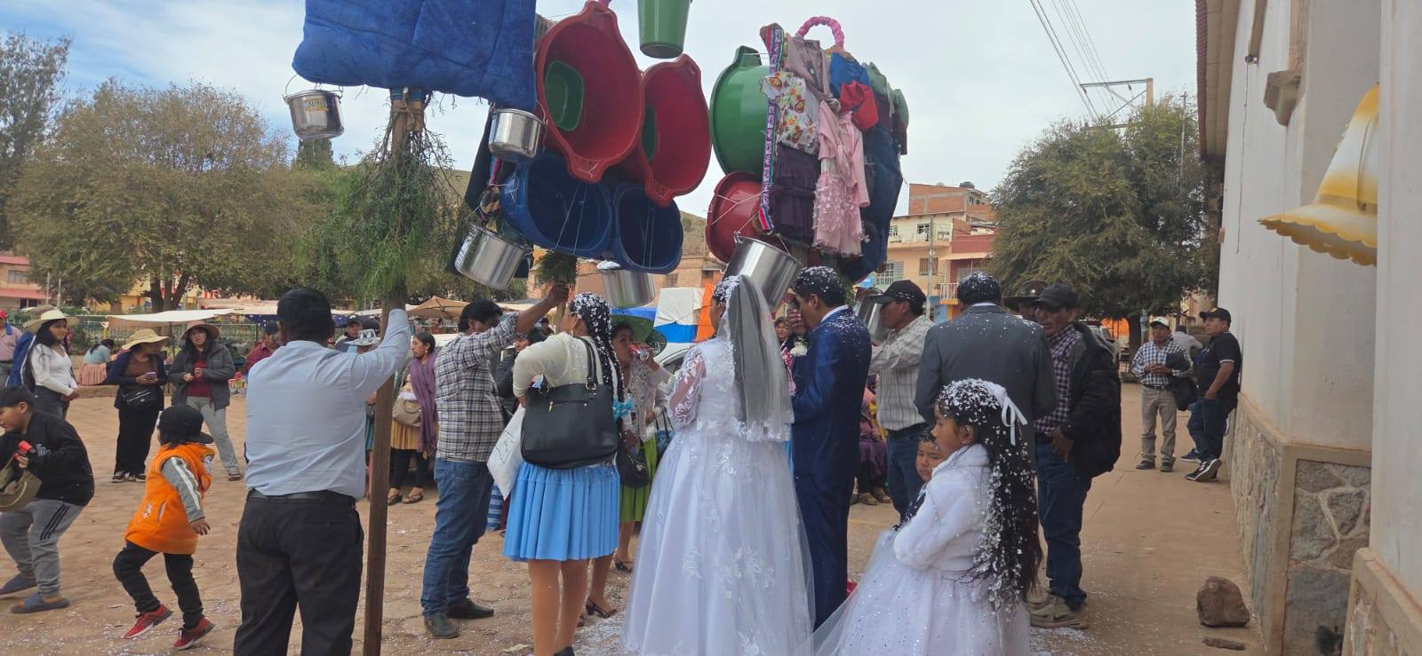 Nach der Hochzeitsmesse die Geschenke vor der Kirche entgegen nehmen