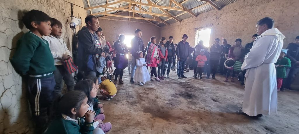 Kinder und Erwachsene von Callampayani Bolivien kommen immer sehr gerne zu den Kirchenfesten.