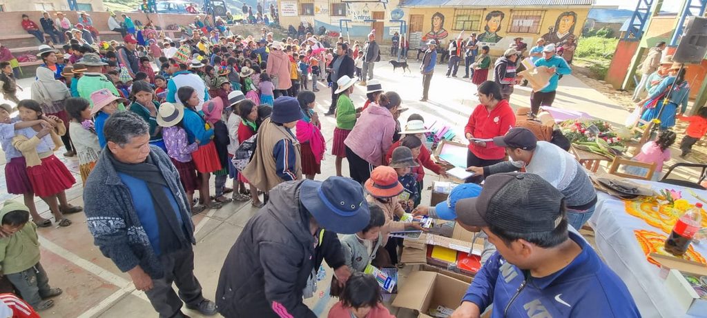 Ein besonderes Anliegen ist mit die Unterstützung der Schulkinder in den Bergen Boliviens mit Schulmaterial
