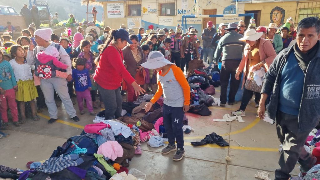 Padre Hernán Tarqui bringt bei vielen seiner Besuche gebrauchte Kleidung mit. Die sammelt er in den Städten und kauft auch noch eine Menge dazu. Viele Kinder besitzen nur, was sie am Leib tragen.