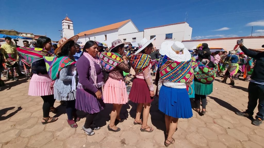 Hier erleben Sie das Tinku-Ritual in Macha eine Tradition aus der Aymara Zeit. Es existiert schon lange vor Inka und Kolonialzeit.