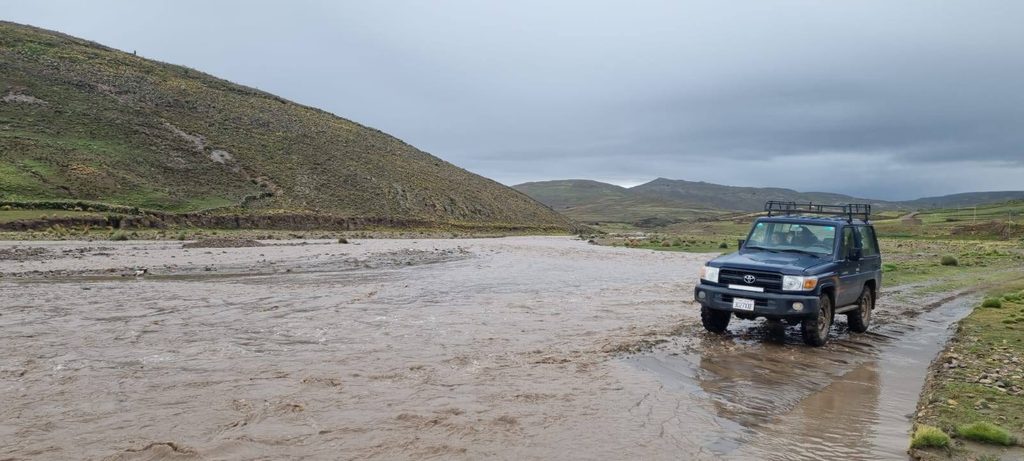 Oft gibt es hier keine Brücken so müssen wir direkt durch den Fluss fahren