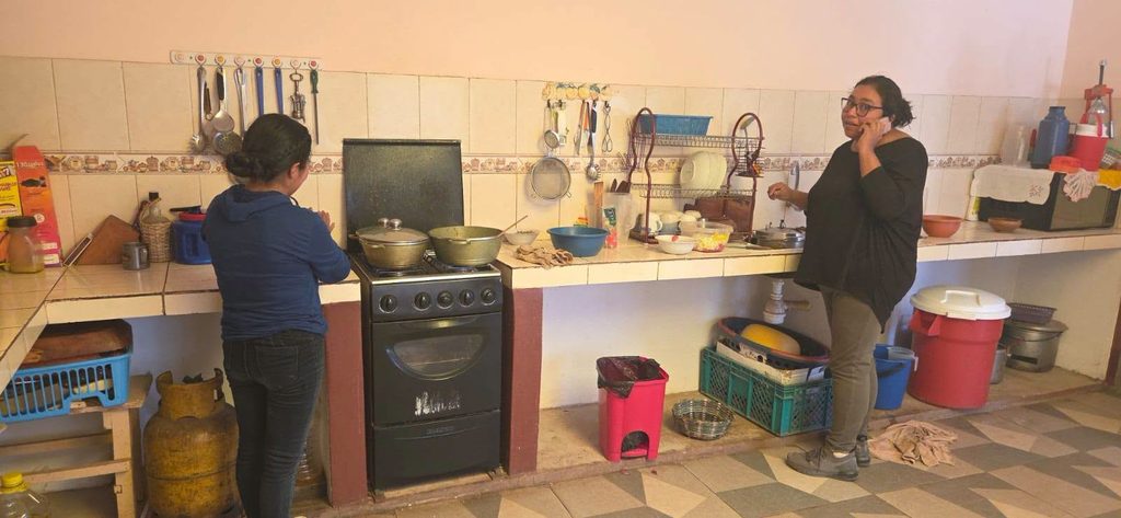 In der Küche wird das Essen für die Arbeiter mit Liebe vorbereitet.