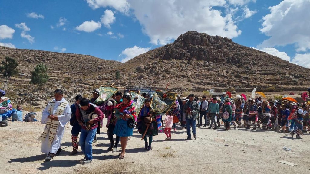 Natürlich ist eine Prozession obligatorisch in den Bergen Boliviens.